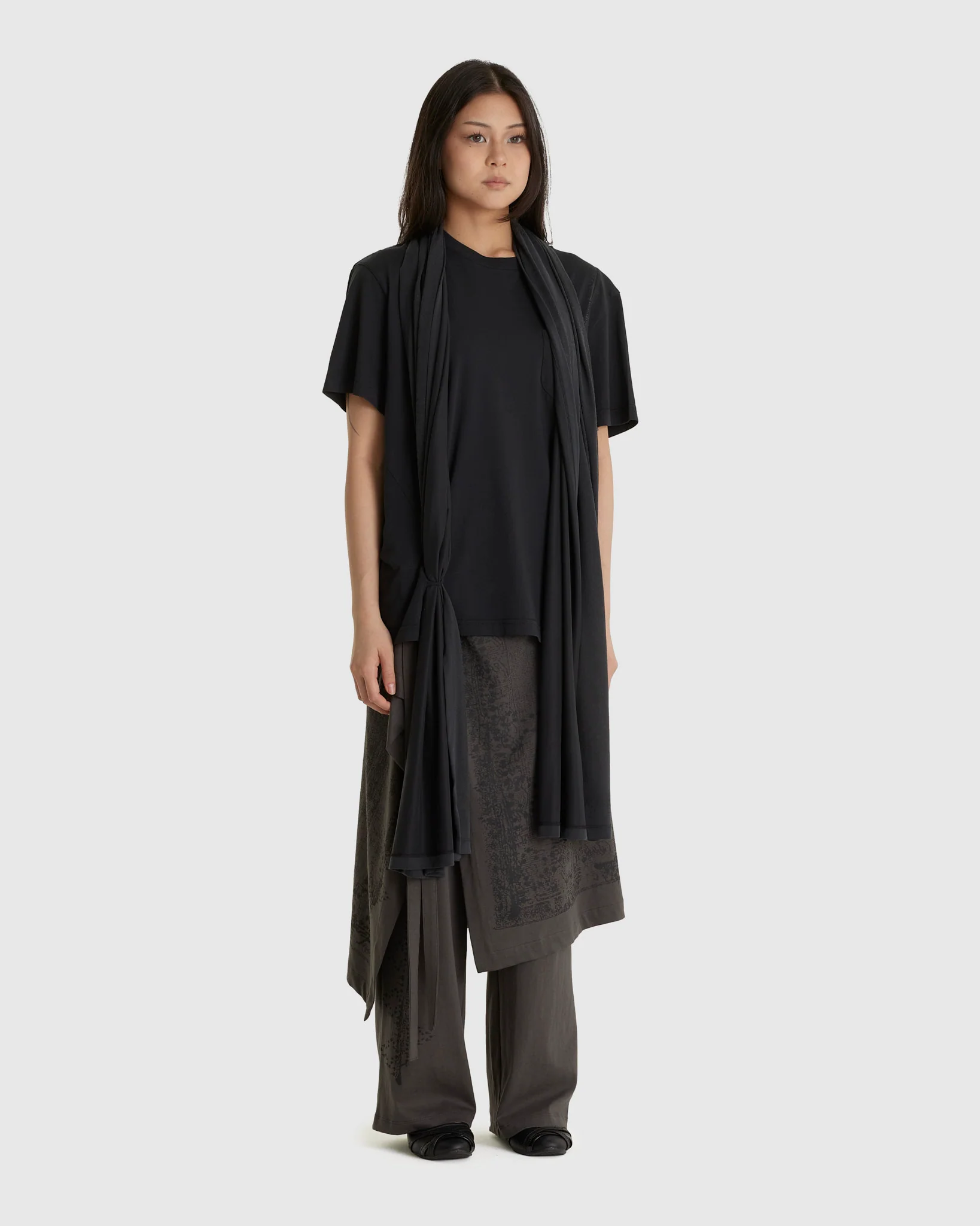 Basic T-Shirt w/ Graphic Scarf Black (W) - Image 2